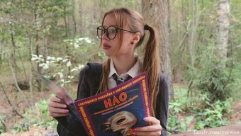 Saf Bir Okul Kızı Uzaylı Tarafından Avlandı Ve Sıcak Bir Boşalma Aldı.