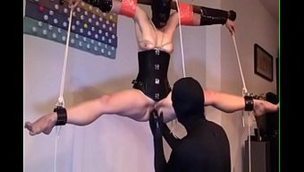 Bağlanmış Ve Ağzı Tıkalı Köle, Fisting Için Tersten Asılı