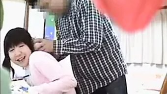 Asyalı Genç Kız, Yurt Odasında Azgın Bir Bilim Adamıyla Karşılaşıyor