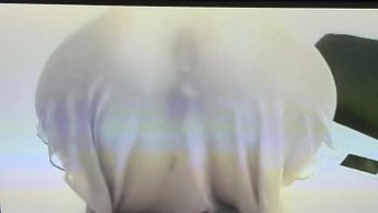 Karısı, Becerilmeyi Beklerken Kalçalarını Sergiliyor