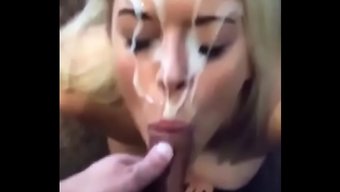 Iyi Bir Oral Seksten Sonra Mutlu Bir Kadının Yüzüne Boşalma.