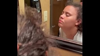 Bir Otel Hizmetçisi, Banyoda Kalın Siyah Bir Yarakla Şaşırıyor