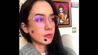 Aj Lee, Bu Amerikan Porno Videosunda Jilliam Hall'A Bir Köstebek Implantı Ile Saygı Gösteriyor