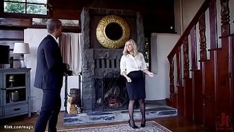 Üvey Kızı, Sapık Hakimiyet Ve Boyun Eğme Videosunda Milf Politikacıya Boyun Eğiyor