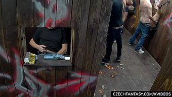 Gloryhole Partisinde Grup Oral Seks Ve Sikiş