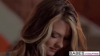 Michele Monroe, Büyük Popolu Bir Milf Ile Sıcak Bir Lezbiyen Buluşmasında