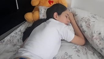 Genç Kuzenimi Sıcak Hd Bir Videoda Kötüye Kullanıyorum