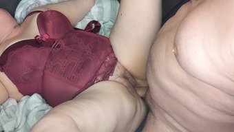 Ingiliz Olgun Kadın Iç Çamaşırıyla Sert Seksin Tadını Çıkarıyor