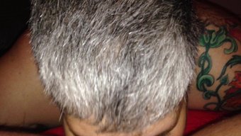 Yaşlı Kadın Popoma Oral Veriyor