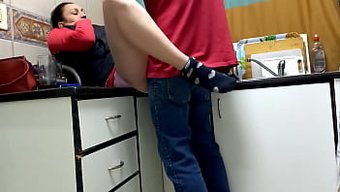 Sadakatsiz Arkadaşının Karısıyla Samimi Karşılaşması Kamerada Yakalandı