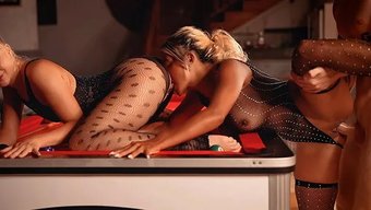 Lezbiyen Çift, Büyük Yarak Ve Yüzüne Boşalma Ile 69 Pozisyonunu Keşfediyor