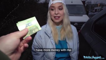 Halka Açık Bir Buluşma, Doğal Büyük Memeli Sarışın Bir Pizza Teslimat Kızıyla, Amı Dolduruluyor.