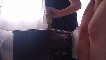 Hint Dildosunu Kullanarak Masada Orgazm Olan Kızın Ev Yapımı Videosu