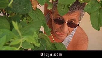 Hector'Un Tecrübeli Elleri Erica'Nın Minyon Arka Ucuna Ulaşıyor