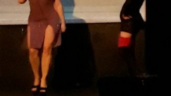 Her Pazar Nyc'De Kendini Tatmin Eden Bir Kadın Gags Yapıyor