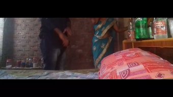 Olgun Çift, Hizmetçiyle Sıcak Bir Sohbete Giriyor Ve Sonra Samimi Oluyorlar