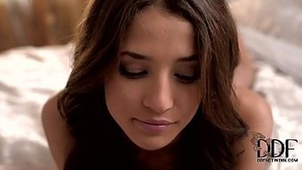 Genç Ve Baştan Çıkarıcı Güzellikler, Duygusal Bir Videoda