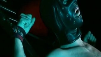 Yüksek Topuklu Ingiliz Efendi, Yumuşak Femdom Sahnesinde Hakimiyet Kuruyor