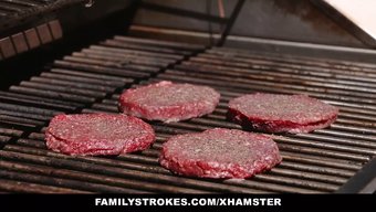 Üvey Kardeşlerle Vahşi Bir Üçlüde Yüzüne Sikişen Milf Ariella Ferrera