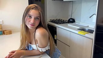 Genç Hizmetçi Patronunu Baştan Çıkarır Ve Onun Arzularını Tatmin Eder.