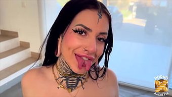 Laetitia Versace, Kenarı Olan Çarpıcı Bir Güzellik.