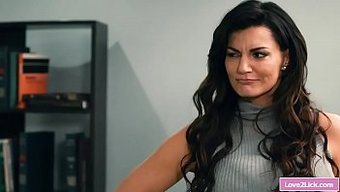 Genç Lezbiyen, Patronu Ve Üvey Annesiyle Üçlüden Zevk Alıyor