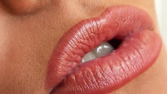 Rahatlatıcı Sarışın Büyük Oyuncakla Zevk Alıyor