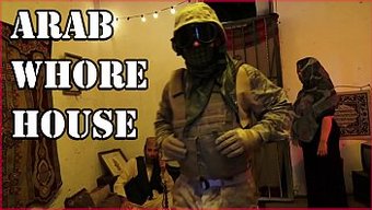 Amerikan Askerleri, Az Giyimli Kadınların Yer Aldığı Arap Genelevini Ziyaret Ediyor