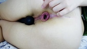 Olgun Milf Tahrik Oluyor Ve Büyük Bir Yarrağı Anal Seks Için Hazırlıyor