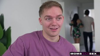 Ateşli Yeni Üvey Anne Crystal Rush, Üvey Oğlunu Baştan Çıkarıp Unutulmaz Bir Üçlüye Sürüklüyor.