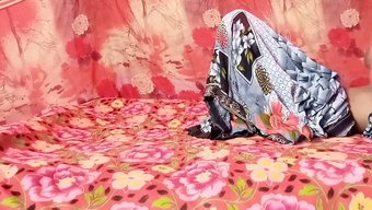 Tüylü Milf, Çift Penetrasyon Ve Yüzüne Boşalma Keyfini Çıkarıyor