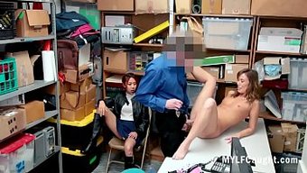 Asyalı Annenin Duygusal Savunması, Kızının Serbest Bırakılması Için Polis Memuruyla Cinsel Ilişkiye Yol Açıyor