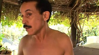 Havuz Bakımı, Muhteşem Koyu Saçlı Bir Kadınla Ateşli Bir Buluşmaya Dönüşüyor.