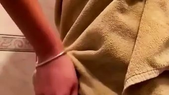 Hintli Bebek Bakıcısı Başka Bir Adamla Sıcak Bir Duş Deneyimi Yaşıyor