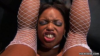 Siyah Bir Güzellik Yoğun Am Yalama Ve Uyarıdan Zevk Alıyor