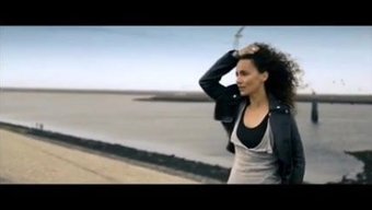 Genç Alman Esmer Çiftler Romantik Bir Açık Hava Ortamında Arzularını Keşfediyorlar