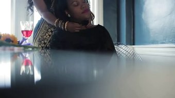 Hint Dominatrix, Geleneksel Olmayan Bir Yakınlık Için Itaatkar Siyahi Kadını Baştan Çıkarıyor.