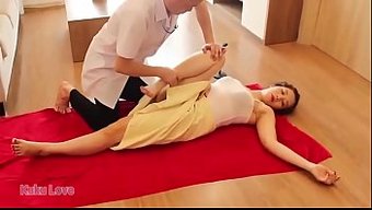 Asyalı Çift, Duygusal Bir Masajla Yaramazlık Yapıyor