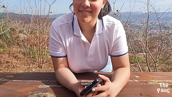 Latin Üniversite Öğrencisi Açık Havada Sürüyor Ve Sakso Çekiyor