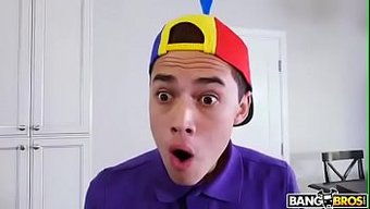 Büyük Göğüslü Tıraşlı Milf, Genç Adamla Vahşi Bir Doğum Günü Seks Seansı Yapıyor