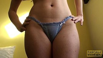 Ingiliz Güzeli, Bir Yabancının Zevki Için Tek Başına Oyuna Dalıyor