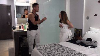 Bir Otel Odasında Çarpıcı Bir Esmerle Duygusal Bir Buluşma