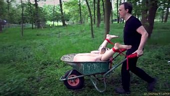 Büyük Göğüslü Genç Kız Bağlanıp Boyun Eğmek Zorunda Kalıyor