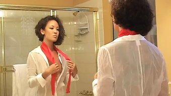 Çoraplı Esmer Genç, Gözleri Bağlı Partneriyle Cunnilingus Ve Meme Emme Keyfini Çıkarıyor