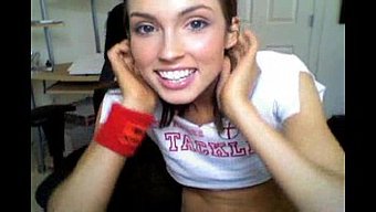 Genç Kahverengi Saçlı Amatör Genç, Web Kamerasında Anal Oyunla Tahrik Ediyor