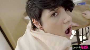 Ebeveynlerin Yatağında Büyük Yarak, Küçük Göğüsler Ve Vahşi Bir Üçlü