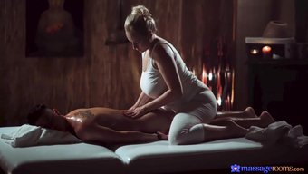 Doğal Memeler, Sarışın Masaj Odasında Yüzüne Boşalırken Zıplıyor.