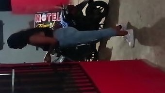 21 Yaşındaki Genç Bir Adam, Disko Dansından Sonra Halka Açık Bir Motelde Seks Yapıyor.