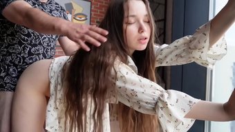 Büyük Doğal Memeler Yerde Sikişirken Zıplıyor