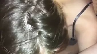 Baştan Çıkarıcı Kız Arkadaş Tatmin Edici Bir Derin Boğaz Performansı Sunuyor